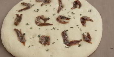 фокачча с тимьяном и анчоусами