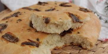 фокачча с тимьяном и анчоусами