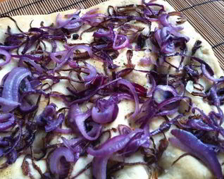 Фокачча с жареным луком