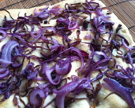 Фокачча с жареным луком