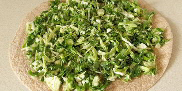 лавашевые лепешки из цельнозерновой муки с брынзой и зеленью