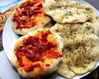 Лепешки-питы с прованскими травами и вялеными помидорами