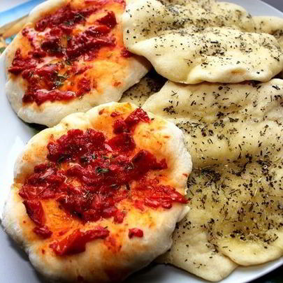Лепешки-питы с прованскими травами и вялеными помидорами