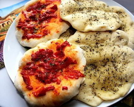 Лепешки-питы с прованскими травами и вялеными помидорами