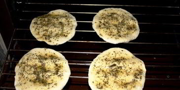 лепешки-питы с прованскими травами и вялеными помидорами