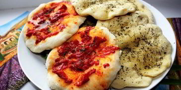 лепешки-питы с прованскими травами и вялеными помидорами