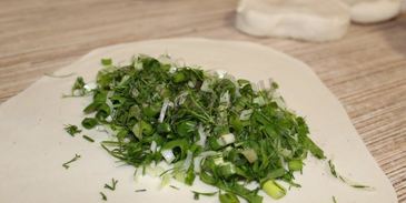 лепешки с зеленью на сковороде