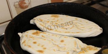 лепешки с зеленью на сковороде