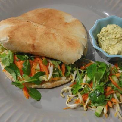 Пита с овощами и хумусом