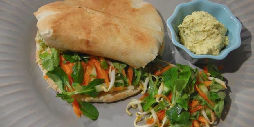 Рецепт питы с овощами и хумусом