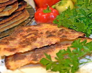 Сырные лепешки с ветчиной