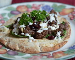 Ужин в турецком стиле на лепешке