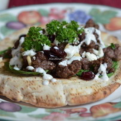 Ужин в турецком стиле на лепешке