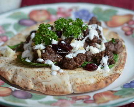 Ужин в турецком стиле на лепешке