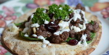 ужин в турецком стиле на лепешке