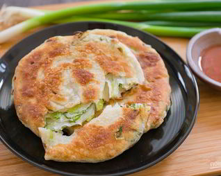 Жареные лепешки с зеленым луком