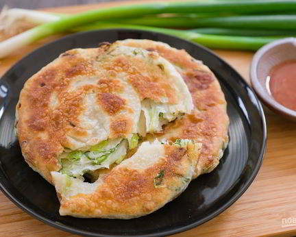 Жареные лепешки с зеленым луком