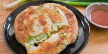 жареные лепешки с зеленым луком