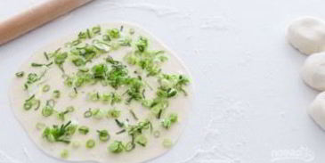 жареные лепешки с зеленым луком