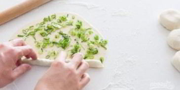 жареные лепешки с зеленым луком