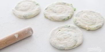 жареные лепешки с зеленым луком