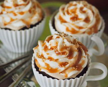 Кофейные маффины с карамелью и взбитыми сливками