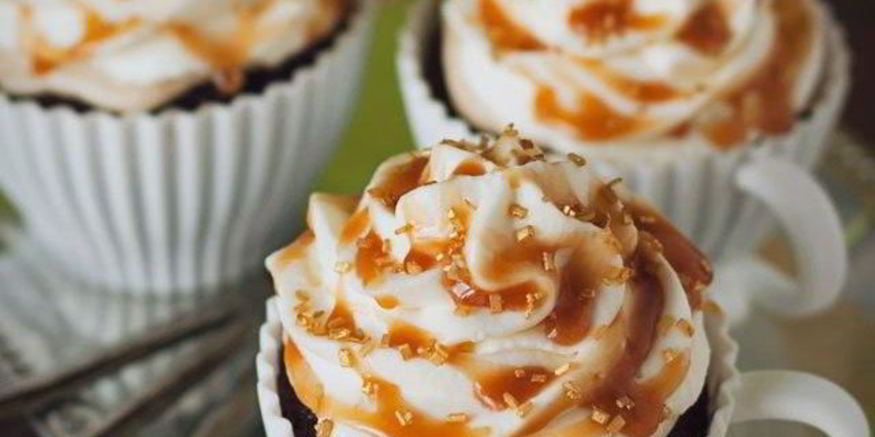 Рецепт кофейных маффинов с карамелью и взбитыми сливками