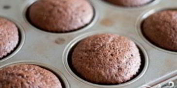 кофейные маффины с карамелью и взбитыми сливками