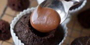 кофейные маффины с карамелью и взбитыми сливками