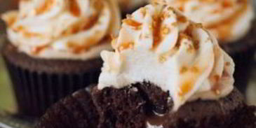 кофейные маффины с карамелью и взбитыми сливками