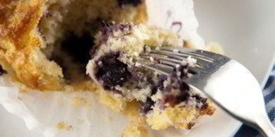 Рецепт кукурузных маффинов с черникой