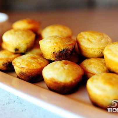 Кукурузные мини-маффины с черникой и ванильным маслом