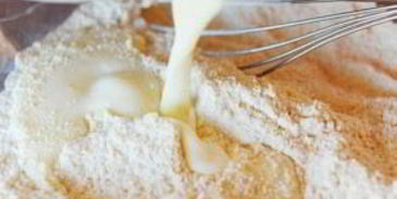 кукурузные мини-маффины с черникой и ванильным маслом