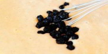 кукурузные мини-маффины с черникой и ванильным маслом