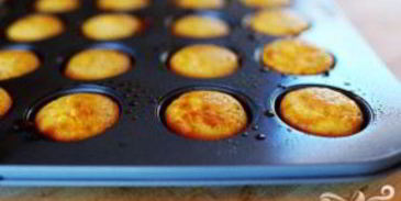 кукурузные мини-маффины с черникой и ванильным маслом