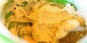 кукурузные мини-маффины с черникой и ванильным маслом