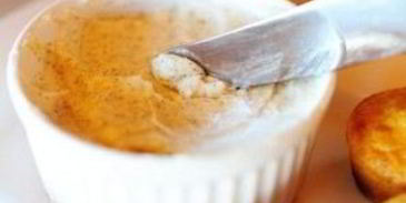 кукурузные мини-маффины с черникой и ванильным маслом