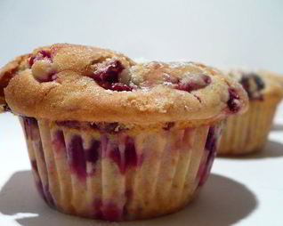 Маффины с белым шоколадом и лесными ягодами