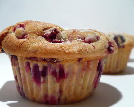 Маффины с белым шоколадом и лесными ягодами