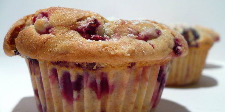 Рецепт маффинов с белым шоколадом и лесными ягодами