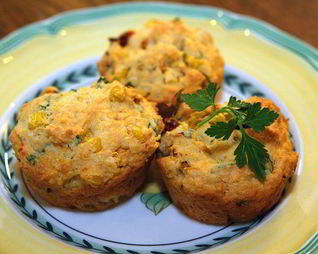 Маффины с чесноком и вялеными помидорами