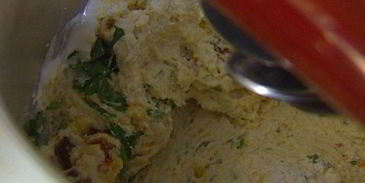 маффины с чесноком и вялеными помидорами