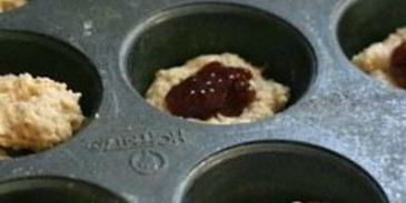 маффины с джемом и арахисовым маслом