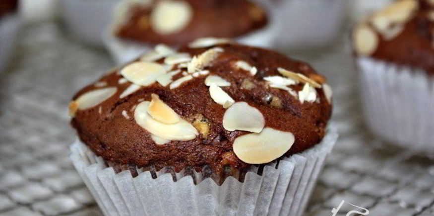 Рецепт шоколадных маффинов с белым шоколадом и миндалем
