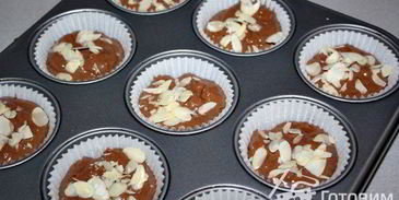 шоколадные маффины с белым шоколадом и миндалем