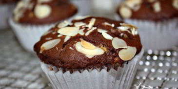 шоколадные маффины с белым шоколадом и миндалем