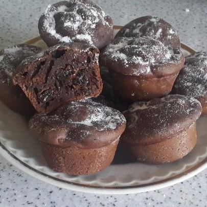Шоколадные маффины с какао и изюмом