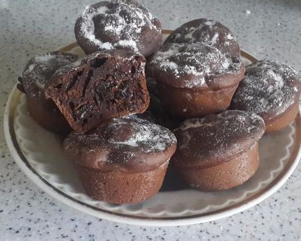 Шоколадные маффины с какао и изюмом