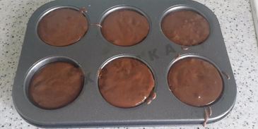 шоколадные маффины с какао и изюмом