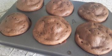 шоколадные маффины с какао и изюмом